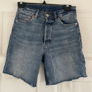 Jeans shorts - Lite längre jeans shorts från H&M, är i ett stretchigt jeansmaterial. 