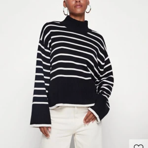 Randig stickad tröja - Randig stickad tröja från Gina tricot. Använt ett fåtal gånger. Bra skick!🤍