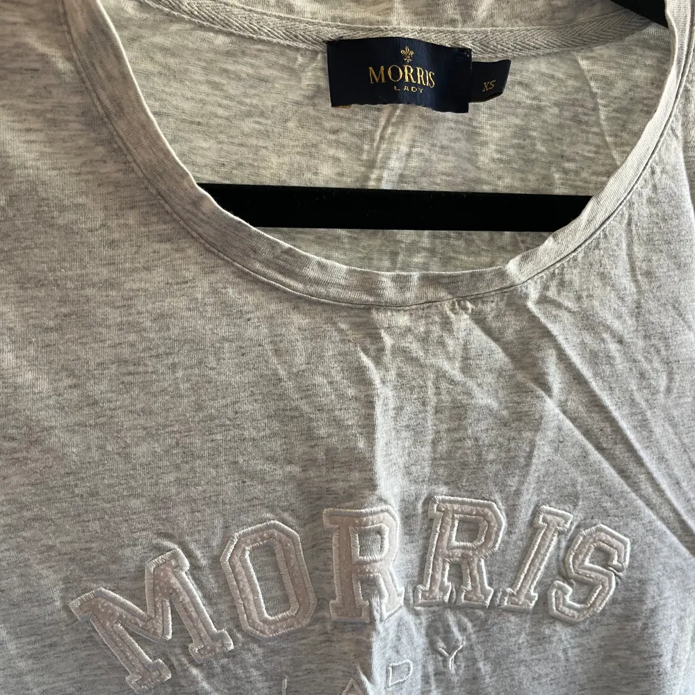Superfin grå/vit Morris T-shirt i jättefint skick. . T-shirts.