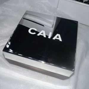 Caia glow LOOSE powder - Säljer  caia glow loose powder i färgen honey glow 🌟,de är använder ett par gånger men väldigt mkt kvar 🌸kartongen finns tyvärr inte kvar och it själva ”stoppar” delen som ska va på pudret som ni kan se på bilderna i slutet