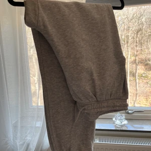 Weekday gråa mjukis - Jättesköna gråa mjukisbyxor från Weekday. Knappt använda. 