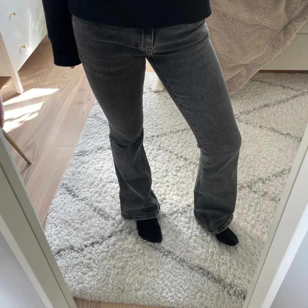 Sjukt snygga bootcut jeans i mycket bra skick. Använda endast ett par gånger. Skulle säga att de passar en S/M!💕. Jeans & Byxor.