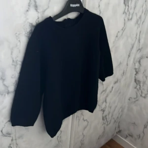 Marinblå stickad tröja - En marinblå stickad tröja, har köpt den tidigare från en annan på plick då jag vet att den kommer ifrån Zara, kommer ej till användning då den är för liten för mig, pris kan diskuteras 