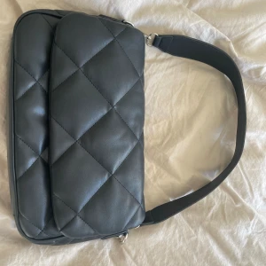 Svart väska - Svart väska från Ginatricot Använd men väldigt bra väska och rymlig Kommer med 2 olika band