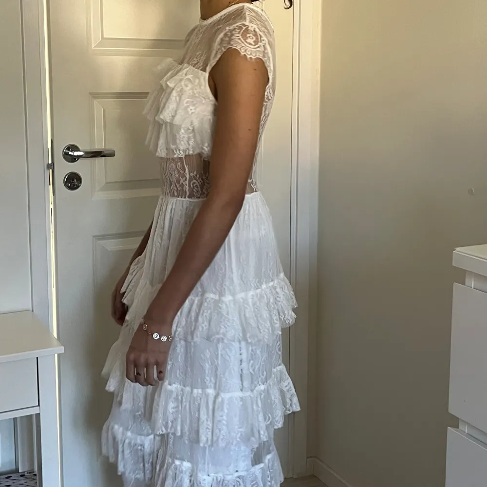 Vit flowy sommar klänning med spets detaljer som jag använt ett par gånger på fester. Väldigt skön och har lite stretch. Har underkjol så den är bara see-through på ryggen och magen. Jag är 170. Skriv gärna till mig på insta ifall jag inte svarar här. Mekot.