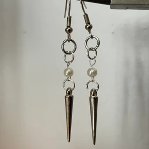 Viktoria örhänge  - hemmagjorda örhängen, finns tyvärr bara i silver just nu!💘  