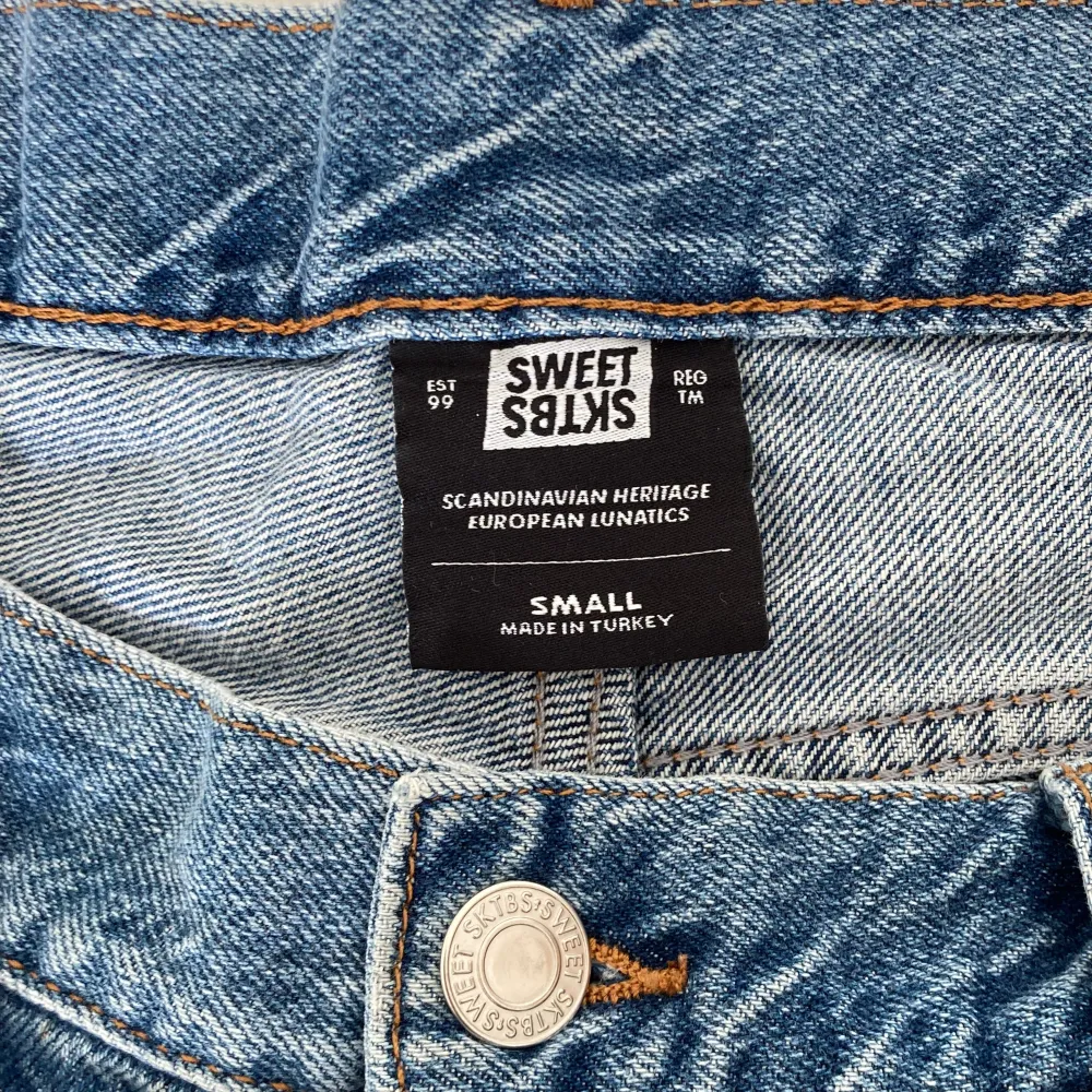 Riktigt snygga jeans från Sweet SKTBS. Väldigt bra skick, praktiskt sätt oanvända. Originalpris 699 kr. Dm för fler frågor 👍. Jeans & Byxor.