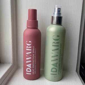 Ida Warg produkter - 100% veganskt🍬 - Säljer dessa två Ida Warg produkter tillsammans eller styck.  Vänster är ett värmeskydd (se mer på bild 3 om den) 150 ml. Helt ny. Sen är de en återfuktande mist för både kropp och hår. Använt nån gång. Väldigt fruktig doft🍐 Skriv privat för pris🤍
