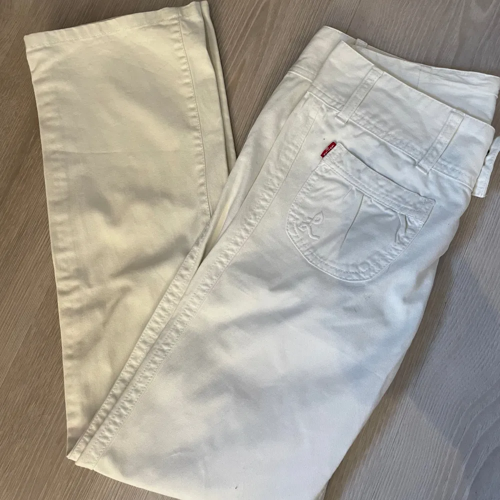 Snygga vita vintage Levis lågmidjade bootcut jeans som tyvärr är för små för mig. . Jeans & Byxor.