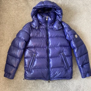Moncler Maya - Tjena, säljer min blaå moncler maya. Den är i storlek 1 men passar 2. Cond: 7/10 lite waterstains samt att cartoonen lossnat lite. Bara att höra av dig för fler bilder/frågor.