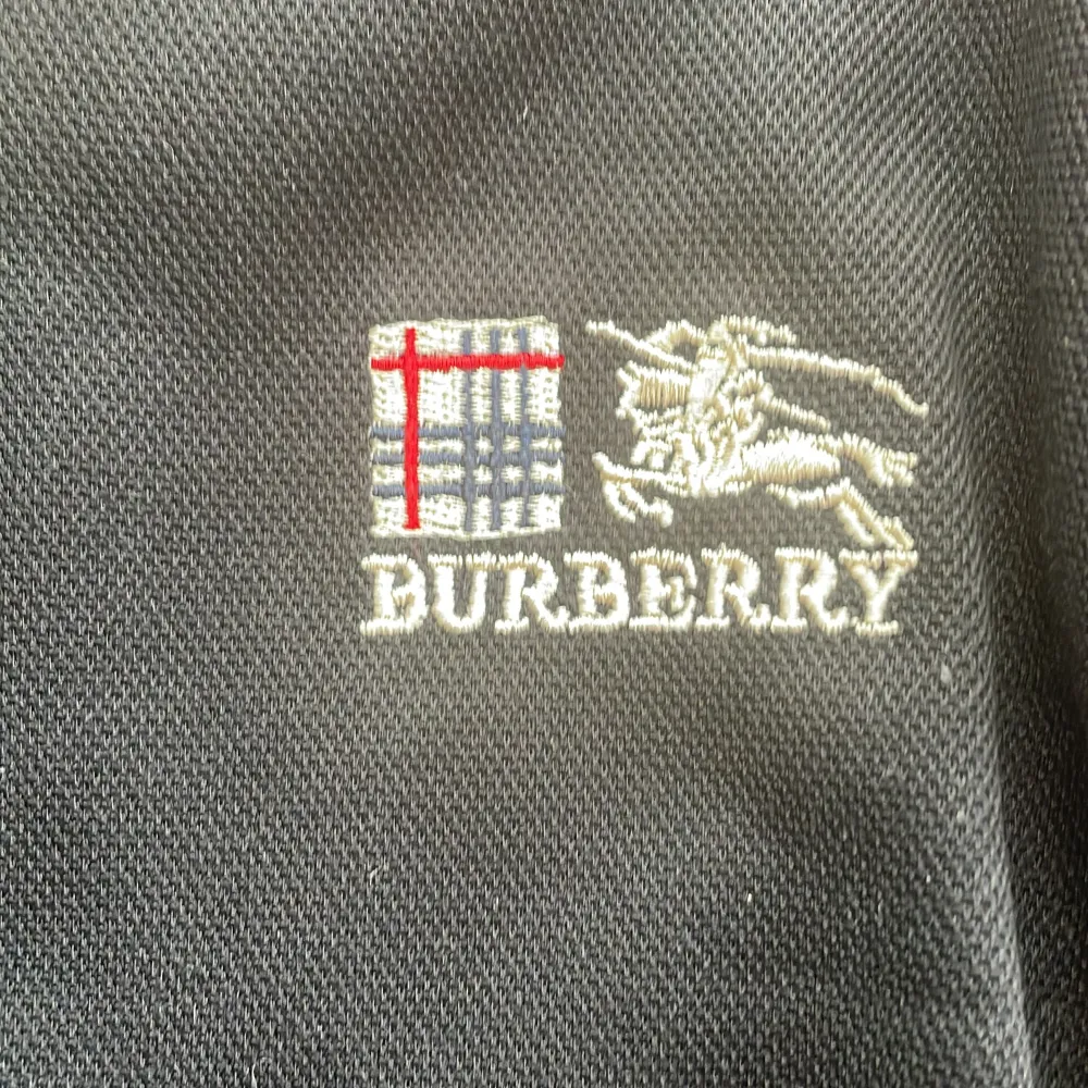 Säljer denna burberry skjorta som är äkta men lite använd men är Fortfarande i ett bra skick.. Skjortor.