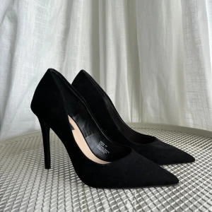 Svarta pumps - Svarta klackskor från Primark! I mockaimitation. Använda en gång. Klackhöjd 8 cm. 🌸
