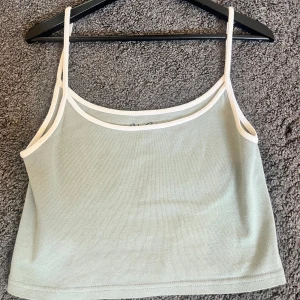 Brandy topp - Säljer denna söta topp från brandy melville💗storlek XS/S Färgen är turkos/oliv grön