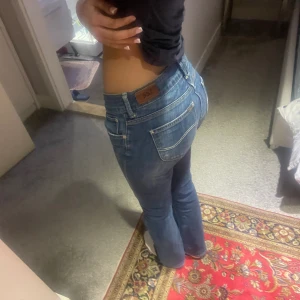 Lee jeans  - Snygga bootcut Lee jeans. Midjemått rakt över: 38cm, innerbenslängd: 78cm. Skulle säga typ storlek S. Är 171cm för referens💕 