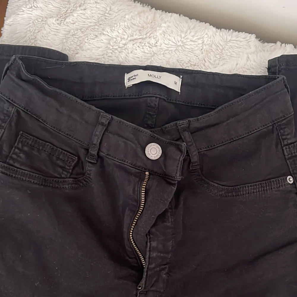 Molly svarta jeans storlek M, från Gina tricot. . Jeans & Byxor.