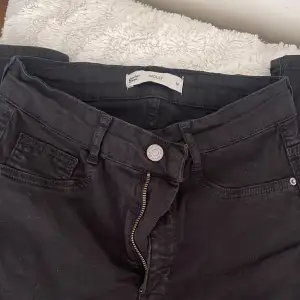 Molly svarta jeans storlek M, från Gina tricot. 