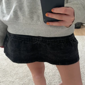 Jeanskjol volang - Så fin jeanskjol med volang. Storlek 164 men passar xs-m💕