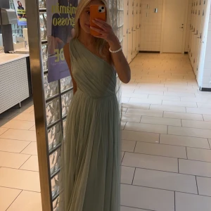 Balklänning - Superfin balklänning i pastell/ olivgrön färg, använd en gång på min studentbal men inga defekter på den💞