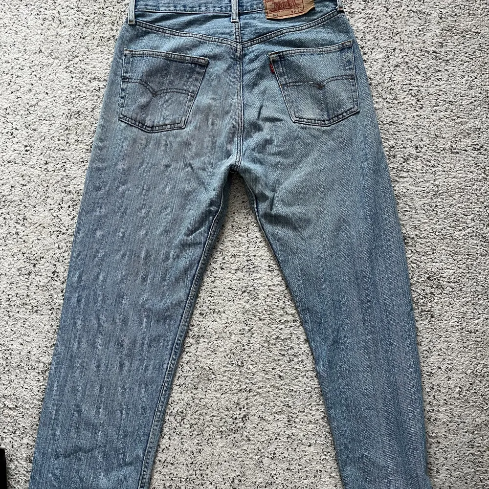 Säljer dessa blå Levis 501 eftersom de är förstora för mig💞 skulle säga att de är i storlek 38/40. Jeans & Byxor.