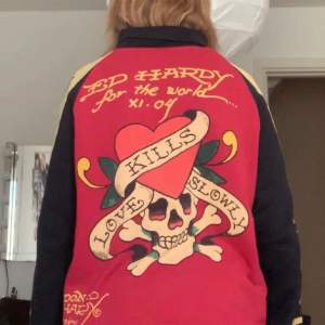 Säljer min jätte coola ed Hardy zip-up då den aldrig kommer till användning, det är jätte snygg och sitter bra. Storleken varierar på hur man vill att den ska sitta, om man vill ha den oversized så passar den någon mellan s-L men annars L! 