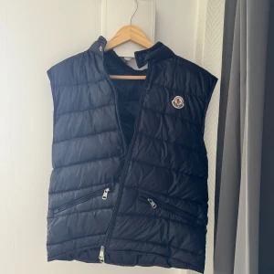 Moncler väst  - Hej!  Säljer min Moncler väst då den har blivit för liten, den är använd en sommar. Storleken är 2 dvs S-M. Orginal tagsen finns kvar. Skriv för fler bilder. Priset är inte hugget i sten. Kan mötas upp i Linköping😊