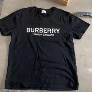Burberry t shirt  - Helt ny burberry t shirt i väldigt fint skick som är aldrig använd eller något liknande och som är i storlek M. Billigast i marknaden 
