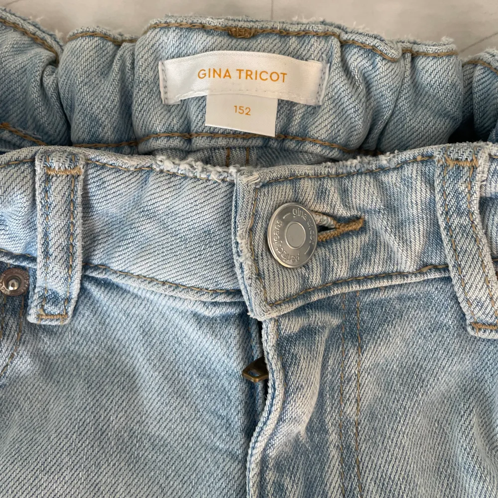 säljer nu mina fina ljusblåa jeans med små hål från gina tricots barnavdelning i strl 152, dom är i fint skick 💞 vid frågor/intresee/mer bilder kontakta💞. Jeans & Byxor.