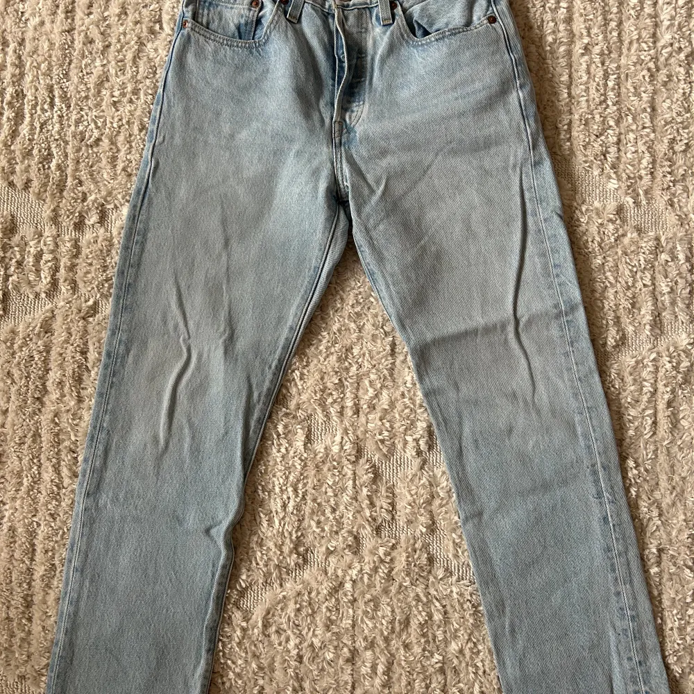 Ljusa Levis jeans i modellen 501, använda fåtal gånger. I princip som nya. Köpta för 1300kr. Storlek w26 L28. Jeans & Byxor.