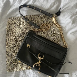 Väska  - Väska från Rebecca Minkoff med justerbara band🥰