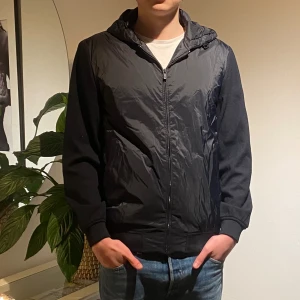 Massimo Dutti cardigan   - En skön cardigan från Massimo Dutti. Killen på bilden är 180 cm o 70 kg, 9/10 skick. Tveka inte att höra av er!!!!
