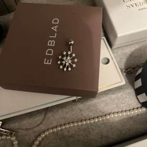 Navelpiercing i äkta silver - Säljer min navelpiercing som aldrig har andvänds då jag endas andvänder guldsmycken!🤍 köpt från guldfynd och är i perfekt skick