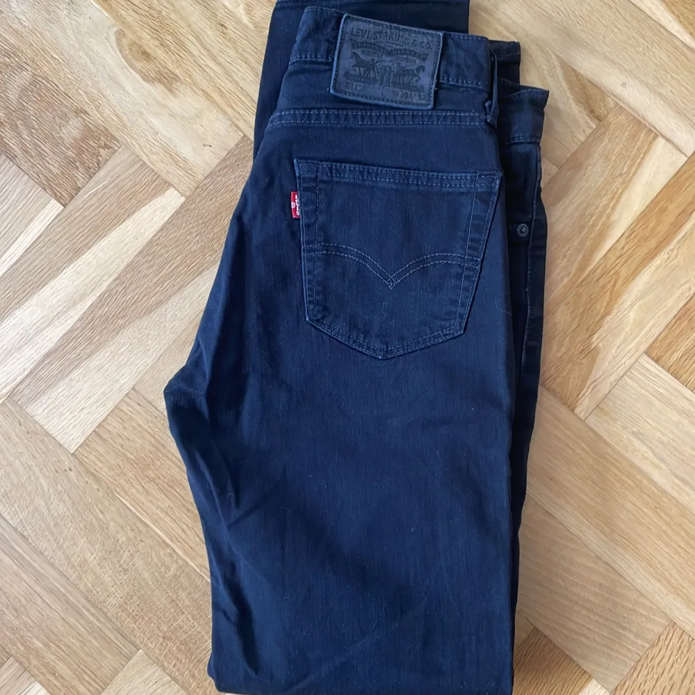 Levisjeans 511 strl W30 L32. Beninnemåttet är 76 cm. Inga fläckar eller hål i jeansen.. Jeans & Byxor.