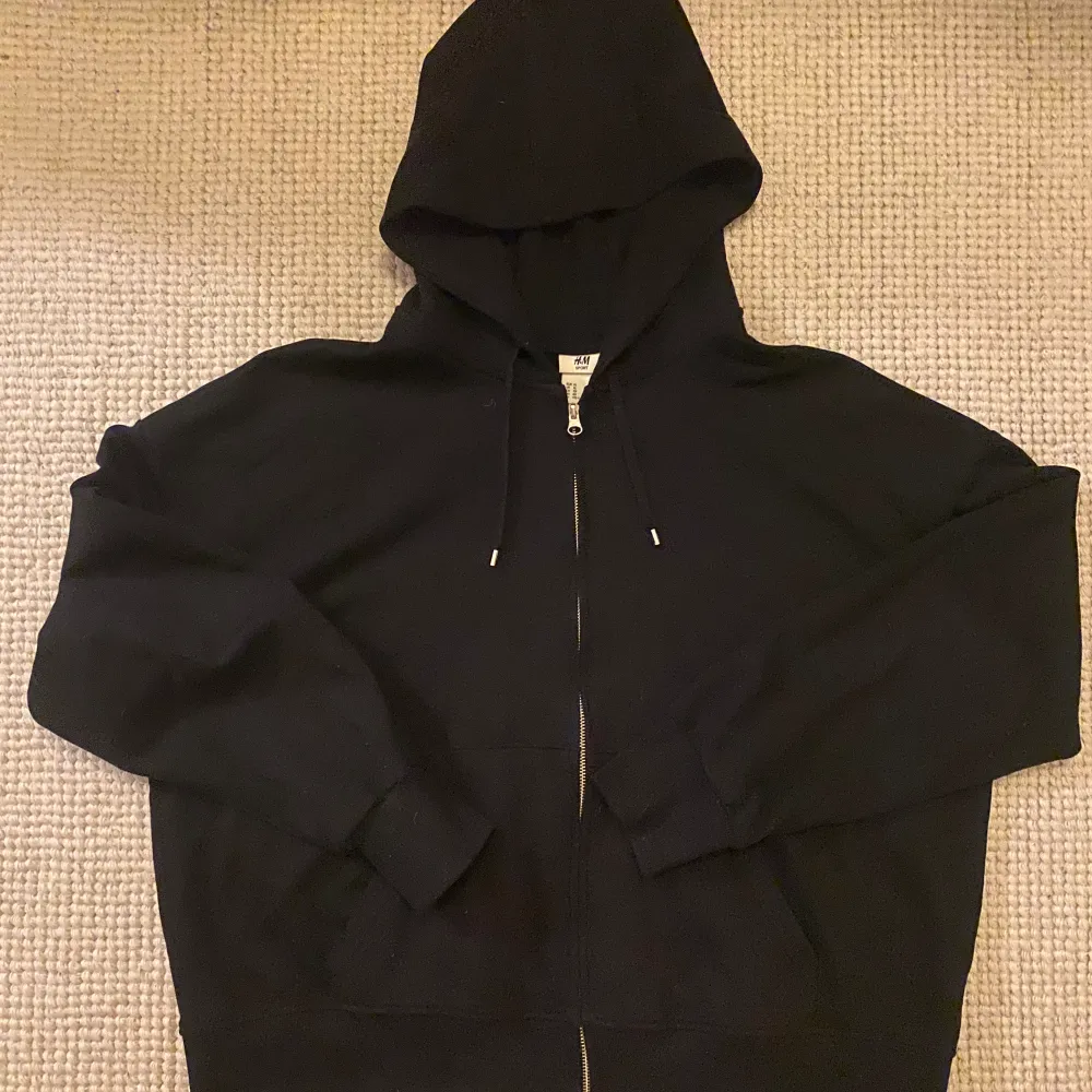 Säljer en svart hoodie från H&M i utmärkt skick. Inte använd mycket alls. Dam modell.  Storlek: XL    Skick: Utmärkt    Färg: Svart    Material: Bomull    Pris: 199kr  Hör av er vid intresse eller frågor🙌. Hoodies.