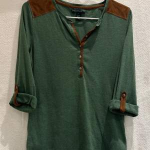 Polo Ralph Lauren tröja med uppvikbara ärmar. Grön med bruna detaljer. 