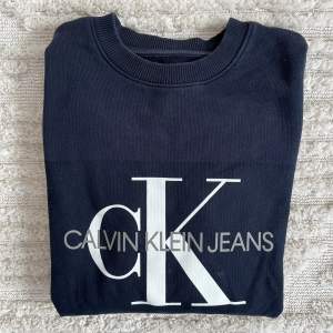 Marinblå sweatshirt från Calvin Klein