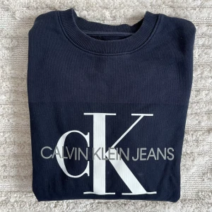 Sweatshirt  - Marinblå sweatshirt från Calvin Klein