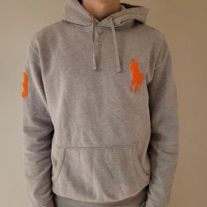 Ralph lauren hoodie - Säljer nu en fräsch polo Ralph lauren hoodie i storlek M med stort tryck