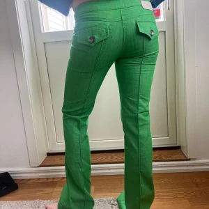 Gröna jeans - Skitsnygga lågmidjade gröna jeans som är bootcut! Aldrig andvända då de är för små på mig😊 Midjemått 37 Innebenslängd 82