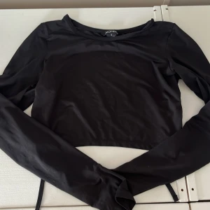 Topp med öppen rygg  - Topp med öppen rygg. Använd ett fåtal gånger och är i mycket fint skick!