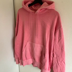 Weekday hoodie - Rosa oversized hoodie från Weekday. Okej skick, större modell så passar de flesta storlekar beroende på vad man vill ha för fit🥰