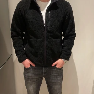 Björn Borg fleece (ny med lappar) - Jättefin Björn Borg fleece. Storlek S men passar även M. Aldrig använd kommer som sagt med alla lappar, riktigt sjyst inför kallare vårdagar 🌝Nypris ~ ca 1000kr