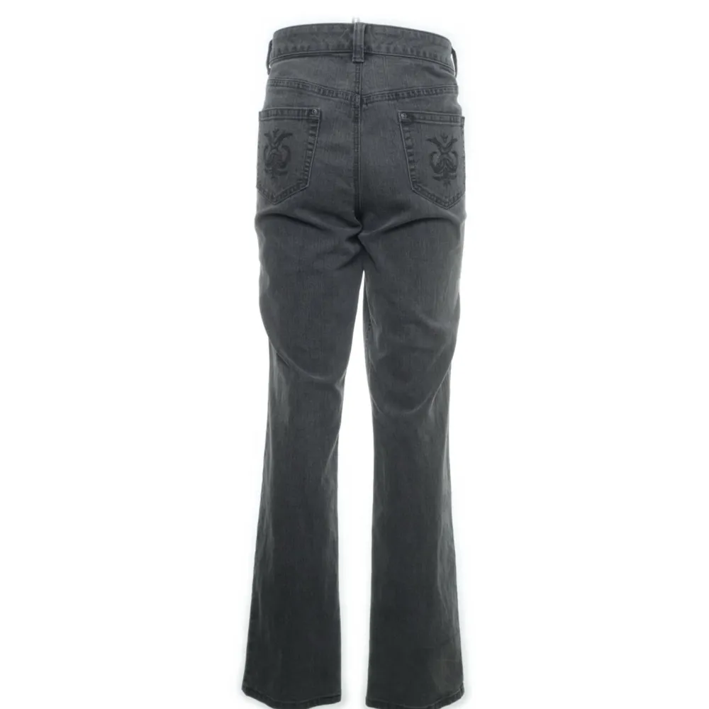 Jeans från Kappahl med brodyr på fickorna, passar perfekt till någon som är längre ☺️. Jeans & Byxor.