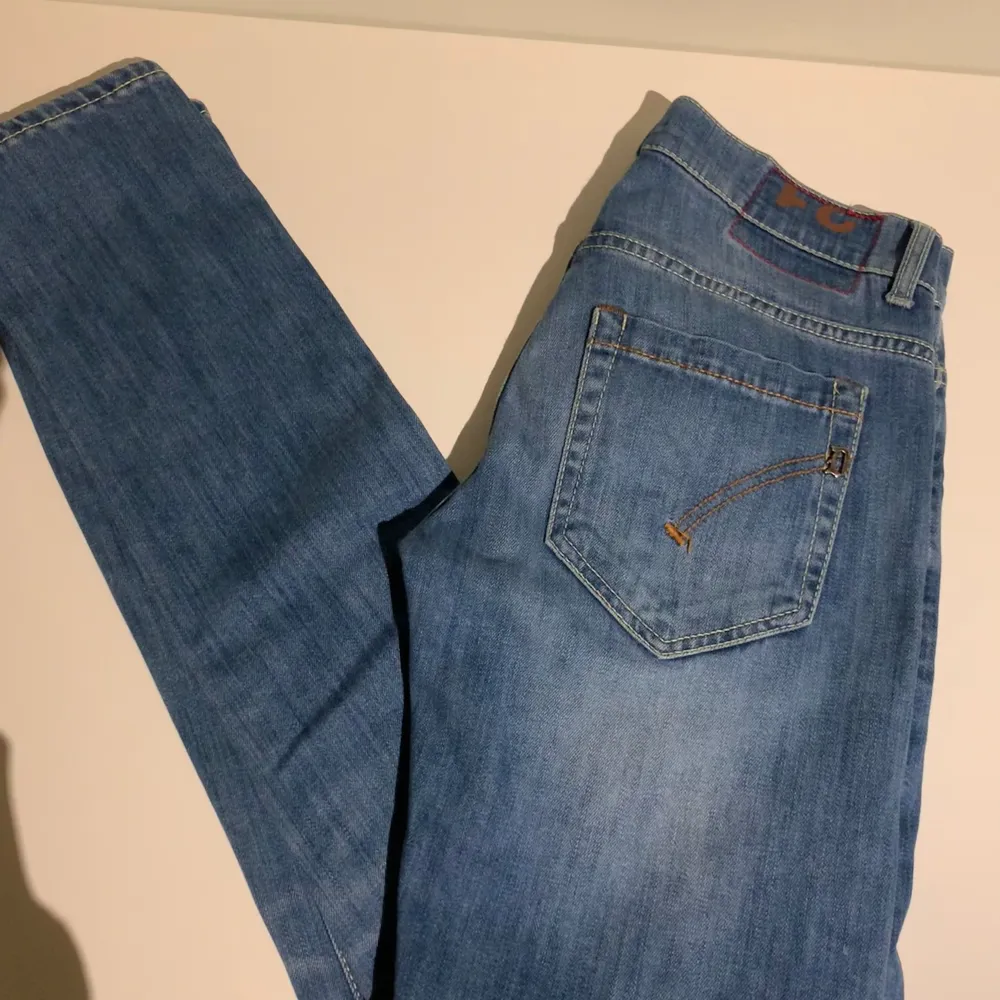 Tjena, säljer mina Dondup Jeans i den trendiga modellen George. Jeansen är knappt använda, cond 9/10. Nypris: 3200kr, hör av er vid minsta intresse//Vilmer. Jeans & Byxor.
