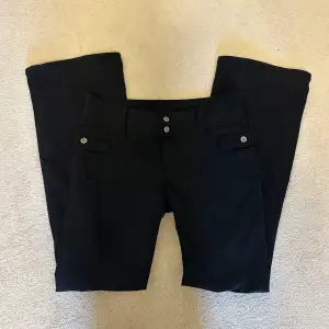 Säljer dessa svarta byxor från Brandy Melville 💕 köpt för många år sen men använd Max 5 gånger. Mycket fint skick. De är onesize men är ca small eller 34-36. Tryck gärna på köp nu. 🥰( jag är 176 )