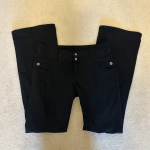 Svarta jeans/byxor - Säljer dessa svarta byxor från Brandy Melville 💕 köpt för många år sen men använd Max 5 gånger. Mycket fint skick. De är onesize men är ca small eller 34-36. Tryck gärna på köp nu. 🥰( jag är 176 )