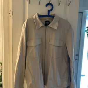 En vit jeans jacka från Zara - Storlek L, helt okej skick, säljer för den passar inte längre