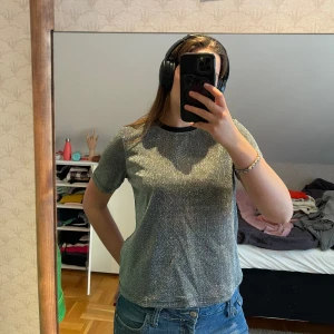 Glittrig t-shirt - Saparsamt använd glittrig tröja i fint skick, och därav i fint skick. Lite lätt genomskinlig. 