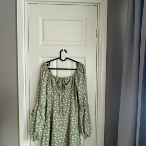 Klänning  - Tja, säljer denna super fina klänning som tyvärr har blivit för liten storlek. Bra skick! Storlek S💓