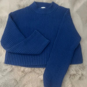 Blå stickad tröja - Inga synliga defekter på plagget och endast använd fåtal gånger💙 