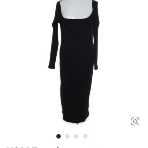 Klänning  - Säljer denna sjukt fina klänning köpt från Sellpy, då den tyvärr är lite stor framtill. Klänningen är i ett stretchig material och sitter väldigt fint på kroppen. Klänningen är i storlek L. 